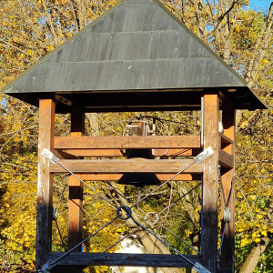 Der Glockenturm vor dem Dietrich-Bonhoeffer-Haus