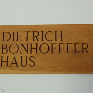Die Holztafel im Dietrich-Bonhoeffer-Haus