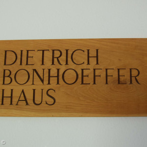 Die Holztafel im Dietrich-Bonhoeffer-Haus
